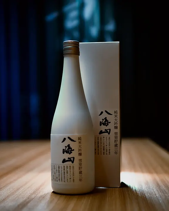 Hakkaisan sake bottle and box